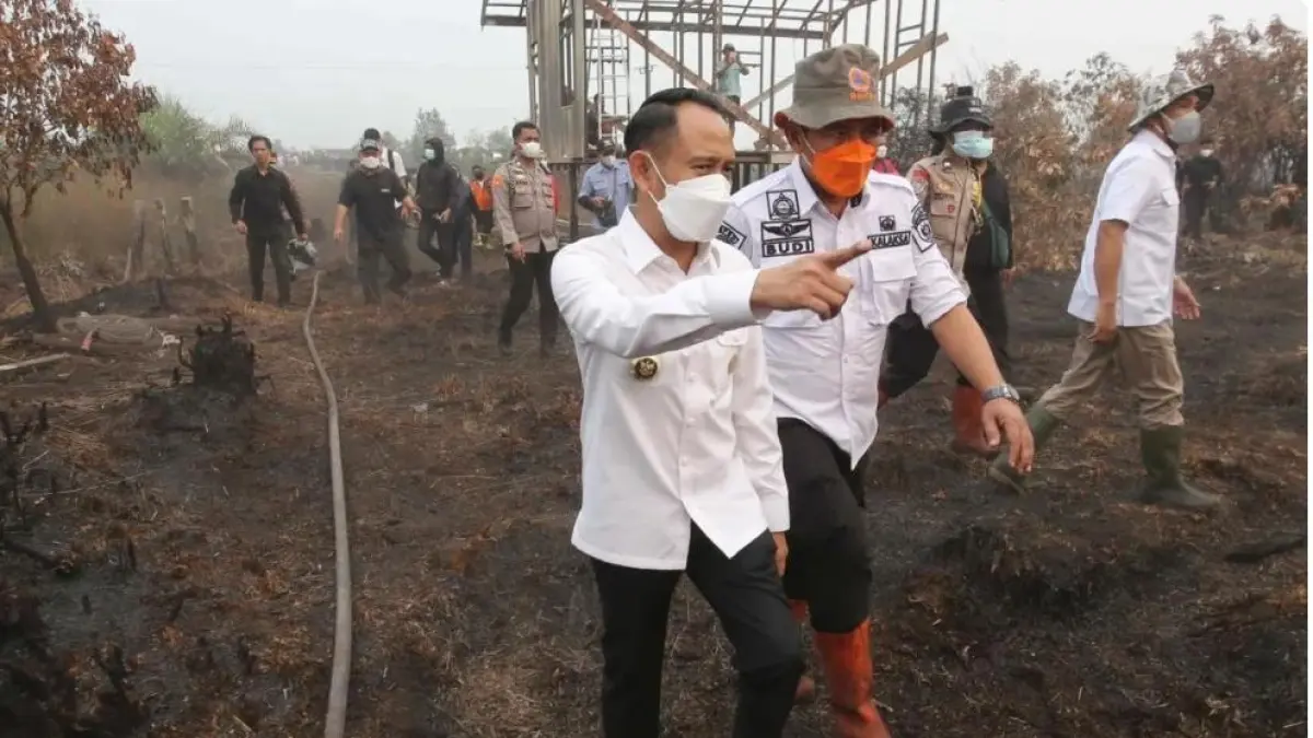 Wali Kota Palangka Raya, Kalimantan Tengah (Kalteng) Fairid Naparin memantau kebakaran lahan di wilayah Kota Palangka Raya. (ANTARA/Diskominfo Kota Palangka Raya) 