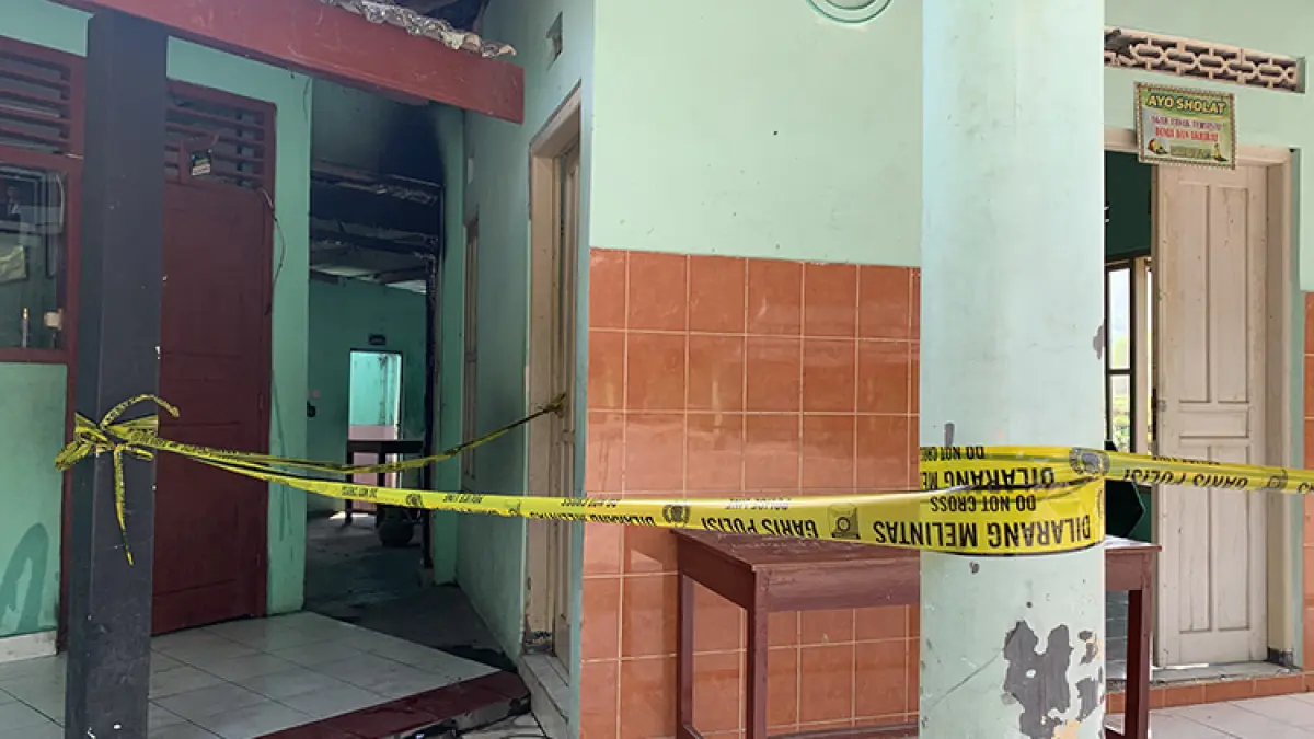 USUST TEROR: Garis polisi yang sebelumnya terpasang di sejumlah sisi sekolah mulai dilepas. Pihak sekolah juga mulai membersihkan bagian gedung yang telah diperbolehkan untuk dibersihkan. Namun garis polisi masih terpasang di area dekat musala. (Foto: Dzika Fajar/Radar Jogja)