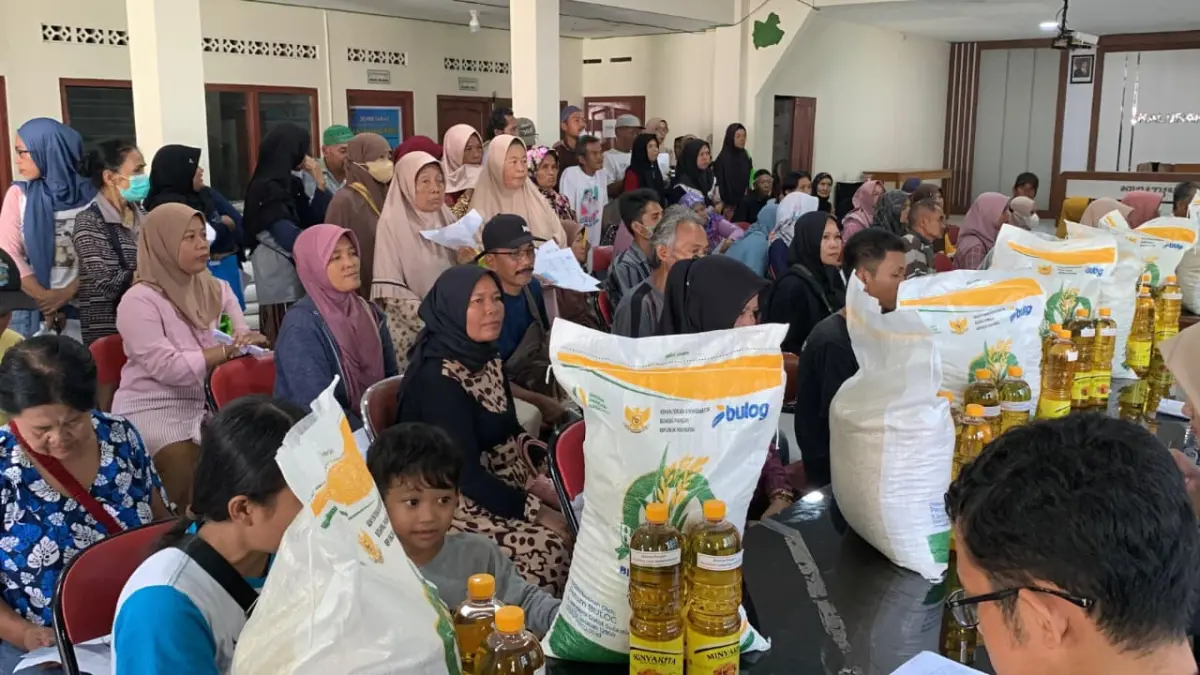 ANTRE: Warga Kalurahan Giripeni mengambil bantuan sosial karena masuk desil satu hingga empat. (ANOM BAGASKORO/RADAR JOGJA)&nbsp;
