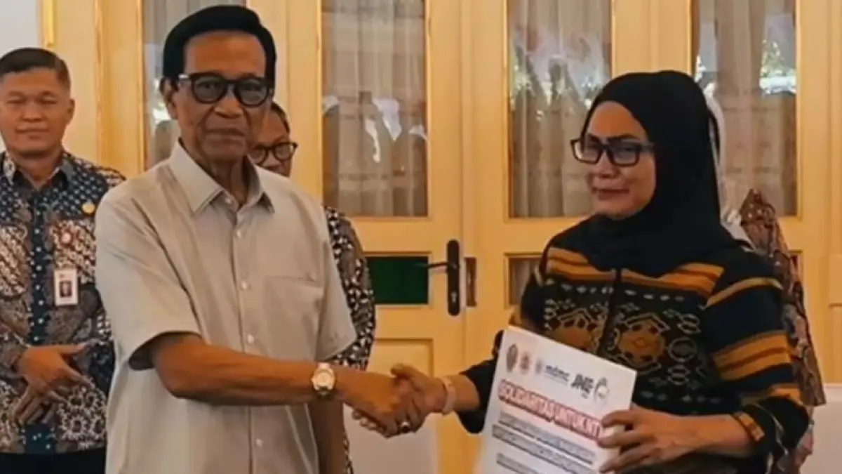Gubernur DIY Sri Sultan Hamengku Buwana X saat menyalurkan bantuan gempa di NTT. (Humas Jogja)