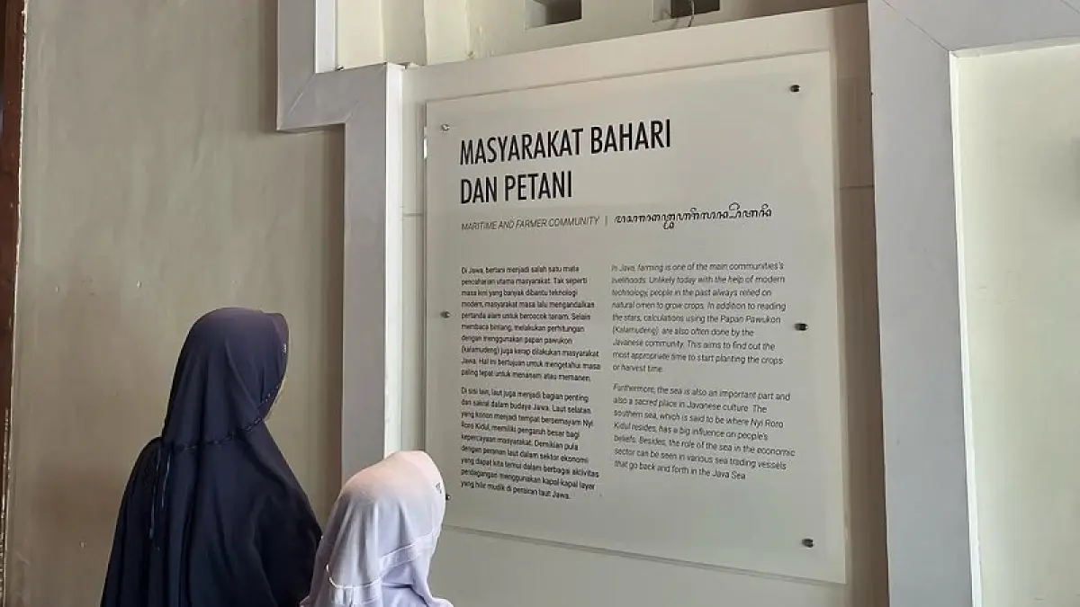 Ibu dan anaknya sedang mengunjungi Museum Sonobudoyo. Cintia Yuliani/Radar Jogja