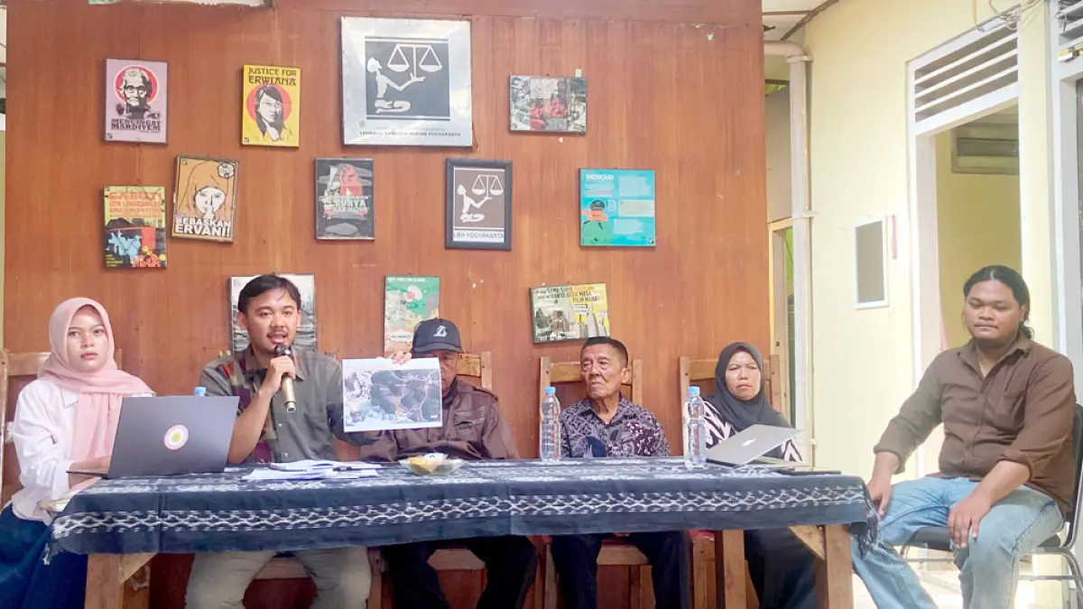 Kabid Advokasi LBH Jogja Rakha Ramadhan memperlihatkan dokumentasi jalan masuk Pantai Watu Bolong yang ditutup. Cintia Yuliani/Radar Jogja