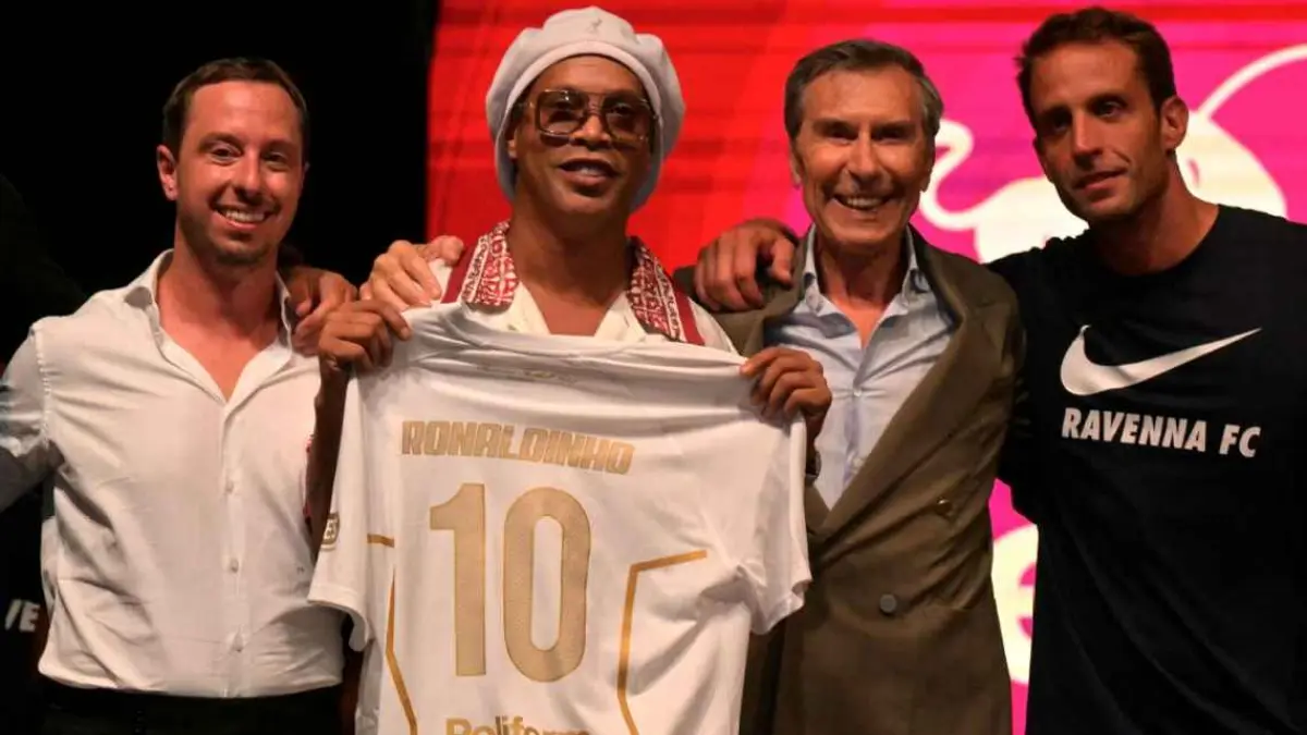 Kembali setelah pensiun, Ronaldinho perkuat tim Serie C Italia.