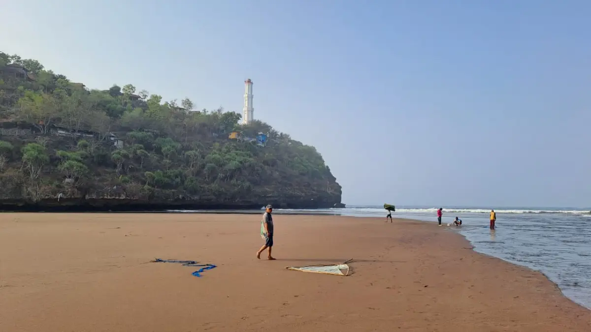 KONDISI TERKINI: Gugusan pasir yang sebelumnya menyerupai pulau di Pantai Baron kini tertutup pasir dan dapat dilewati langsung melalui tanggul laut. (Dzika Fajar/Radar Jogja)