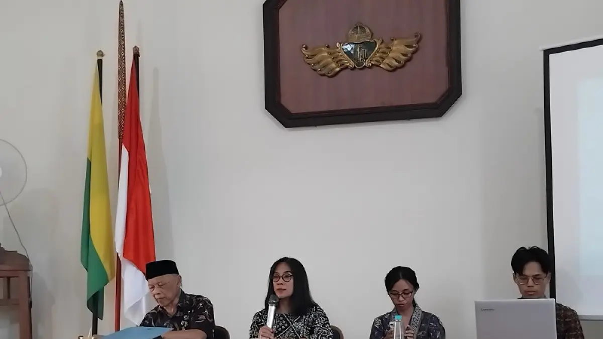 JUMPA PERS: Protokoler Kadipaten Pakualaman Nyi Mas Lurah Adyaksaputri, Pelindung Acara Hadeging Kadipaten Pakualaman Gusti Pangeran Haryo (GPH) Indrokusumo, dan Mas Bekel Setyoreksoko saat nemberikan pemaparan kepada wartawan, Jumat (21/8/2026). Rizky Wahyu/Radar Jogja