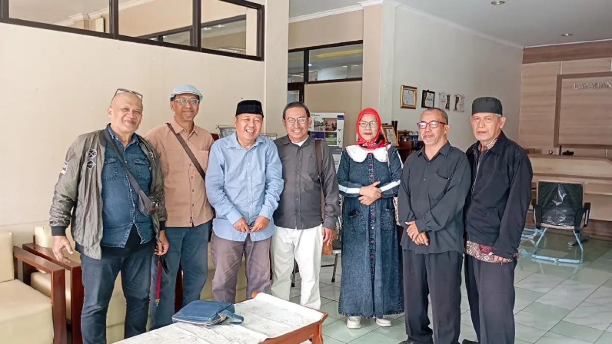 MENUNTUT: Elemen masyarakat yang tergabung dalam Serikat Warga Yogyakarta saat ditemui di Kantor Diskominfo DIY, Jumat (21/8/2026). Mereka menuntut transparansi pengelolaan danais. IWAN NURWANTO/RADAR JOGJA