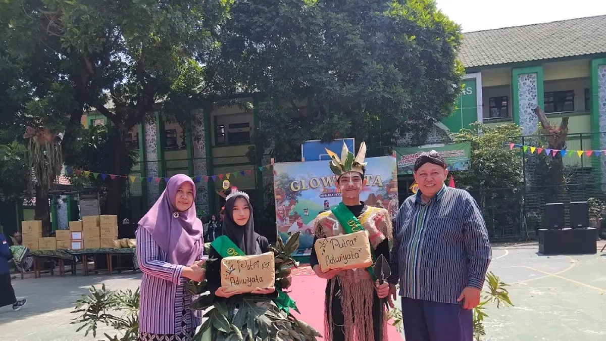 MERIAH: Kepala Sekolah MAN 2 Sleman Wiranto Prasetyahadi saat memberikan selempang penghargaan kepada siswanya.&nbsp;Rizky Wahyu/Radar Jogja