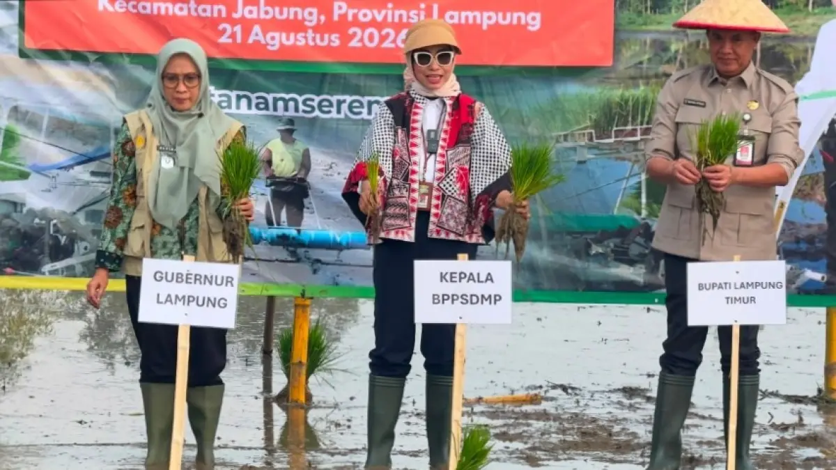 OPLAH DAN CSR: Kepala BPPSDMP Kementerian Pertanian Idha Widi Arsanti (tengah) saat tanam serempak di Lampung