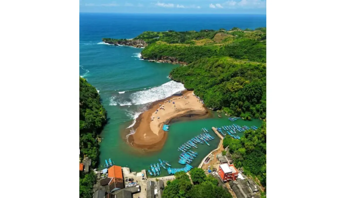 Pemandangan Pantai Baron, dengan gugusan pasir yang mencadi ciri khasnya selama 14 tahun. (Facebook/Setyobudiu)