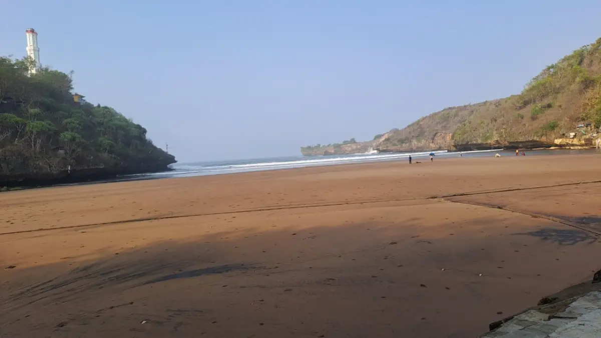 Pemandangan wajah baru Pantai Baron yang rata dengan pasir akibat abrasi dan terjangan gelombang tinggi, Jumat (21/8/2026). (Dzika Fajar/Radar Jogja)