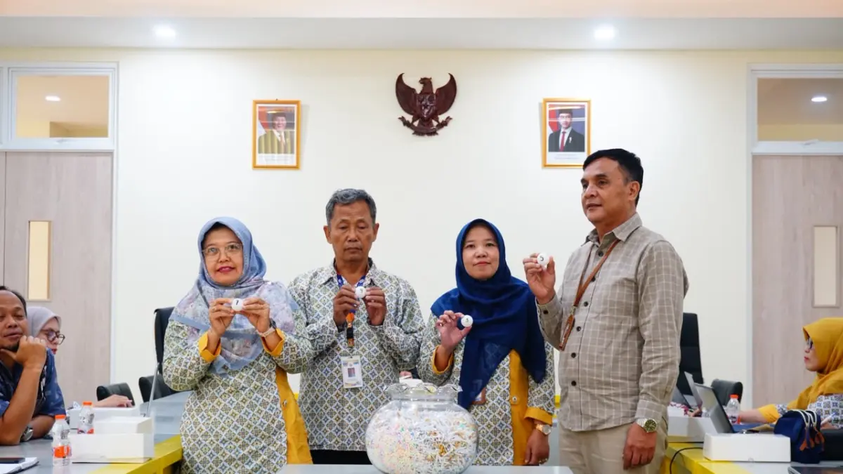 Proses pengundian nomor urut oleh Senat dan panitia pemilihan rektor Untidar, Jumat (21/8).