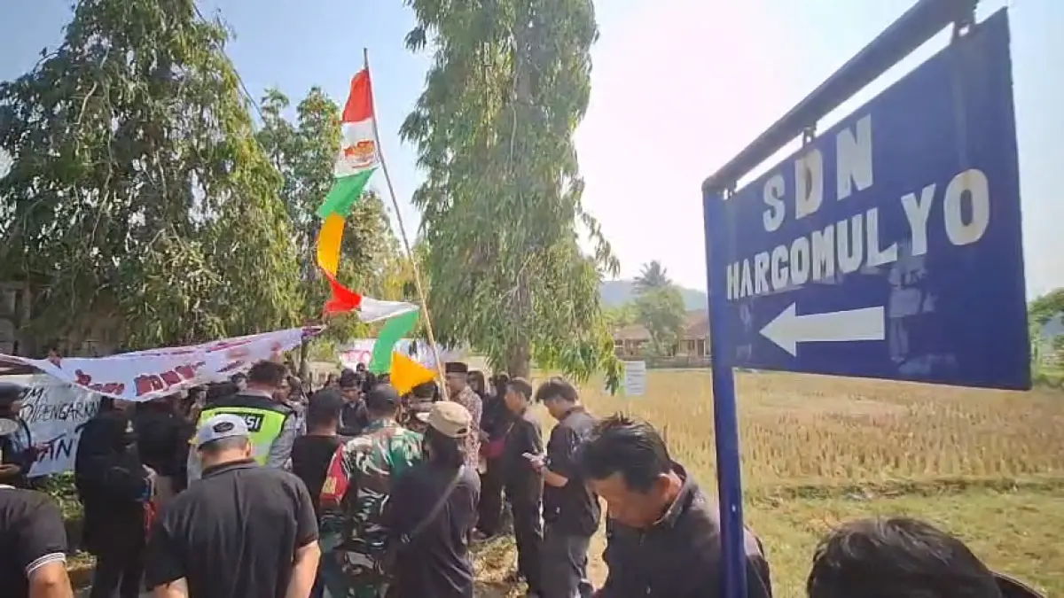 PROTES: Puluhan Orangtua membentangkan spanduk sindiran terkait kebijakan regrouping. (Dokumentasi Wali Murid SDN Hargomulyo)