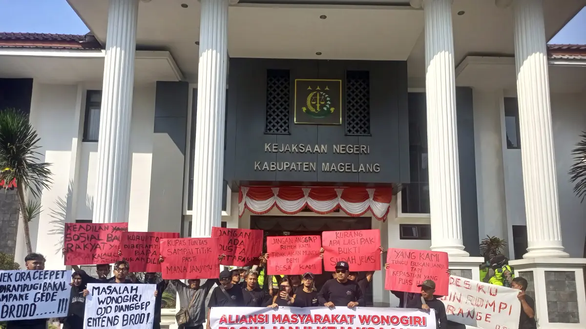 Sejumlah warga Wonogiri kembali mendatangi kantor Kejari Kabupaten Magelang, Jumat (21/8).