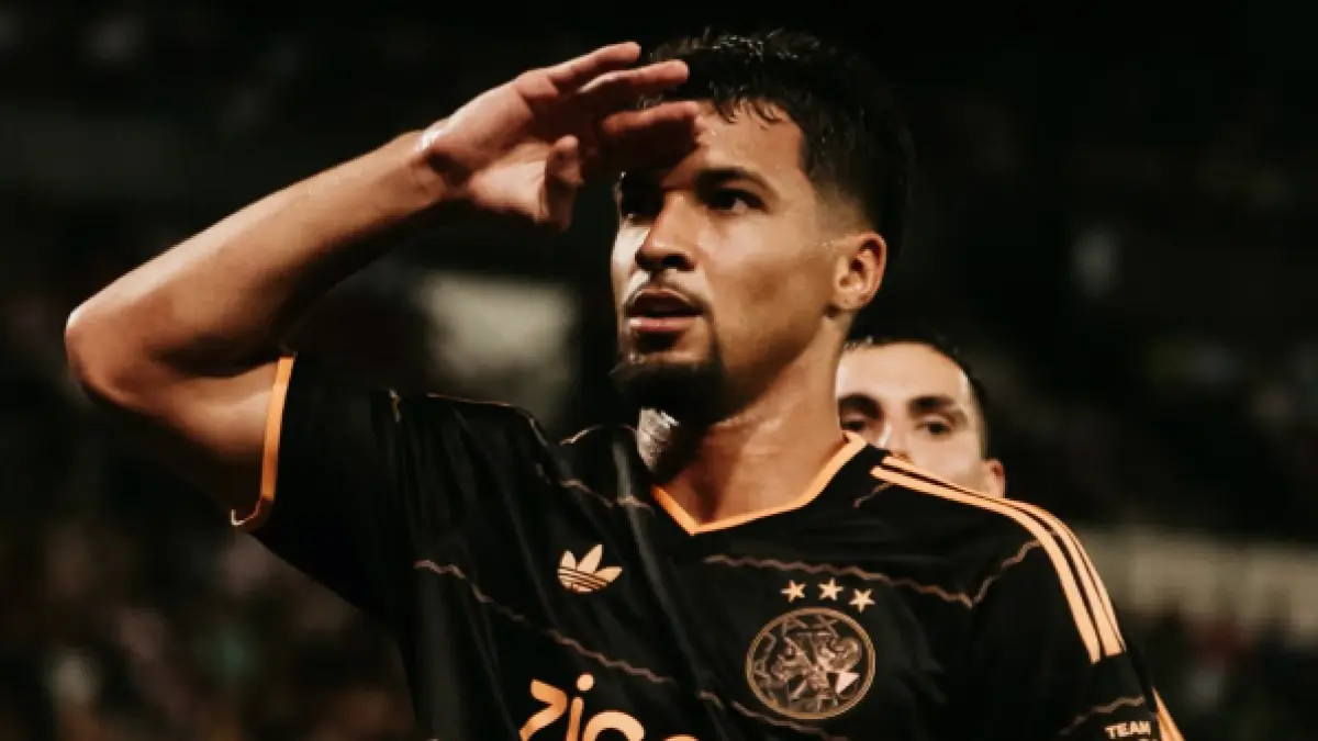Selebrasi Marcus Leonarno dalam kemenangan Ajax atas Sion di leg pertama playoff Conference League.