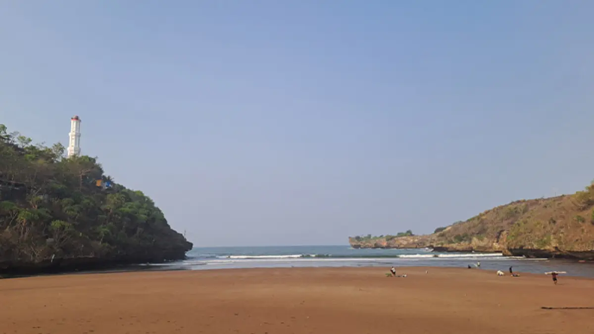 TERKINI: Gugusan pasir yang sebelumnya menyerupai pulau di Pantai Baron kini tertutup pasir dan dapat dilewati langsung melalui tanggul laut. (Dzika Fajar/Radar Jogja)