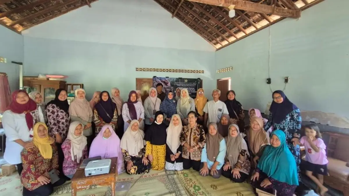 Tim Pengabdian Bersama Mitra Dampingi Warga Olah dan Pasarkan Pupuk Organik dari Limbah Lokal.&nbsp;