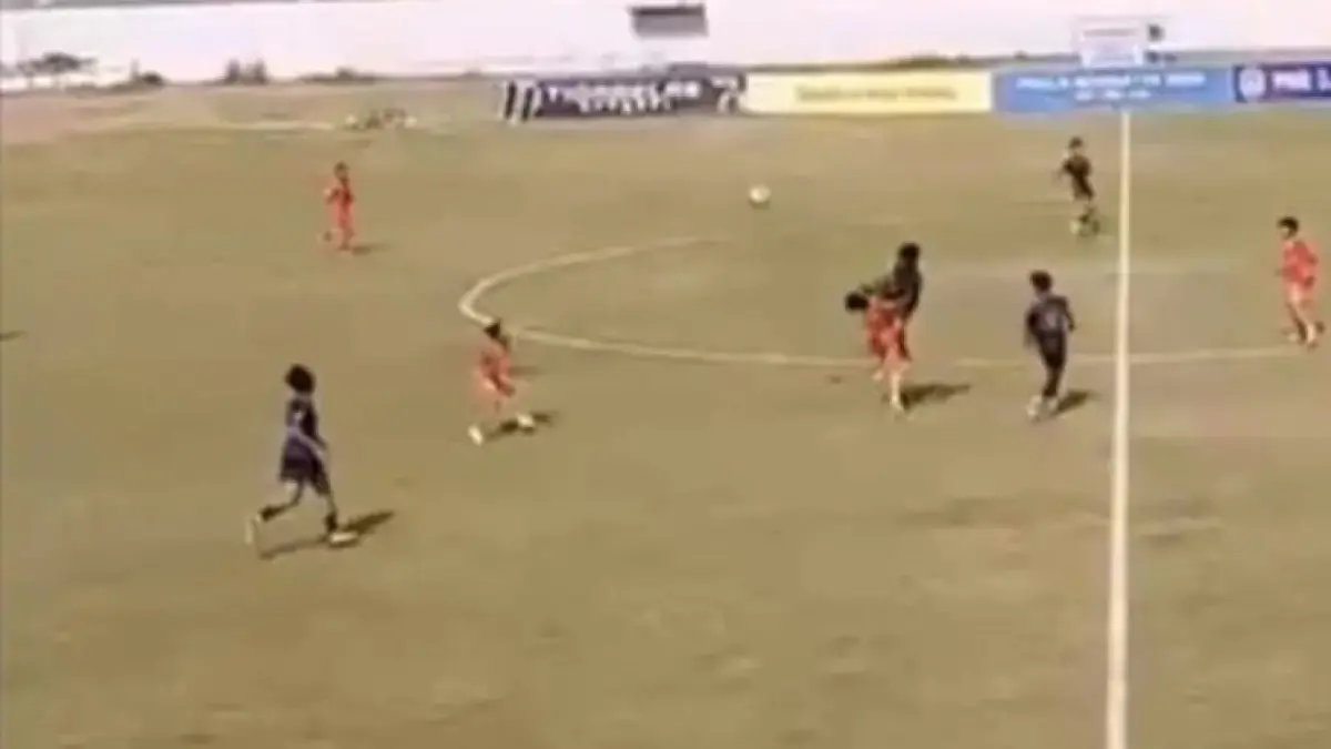 TUNGGU HASIL: Tendangan kungfu dalam pertandingan Piala Soeratin U-13 yang melibatkan SSB Baturetno vs Mataram Utama (MU) di Lapang Dwi Windu, Bantul, Kamis (20/8/2026) sore. (Foto: Istimewa)