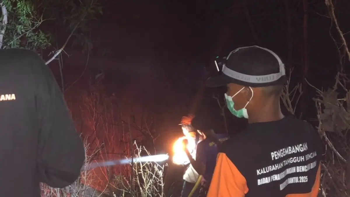 Upaya pemadaman api kebakaran lahan di Seloharjo, Pundong, Bantul. (Dok Jagabaya Seloharjo Nurharyanti untuk Radar Jogja)