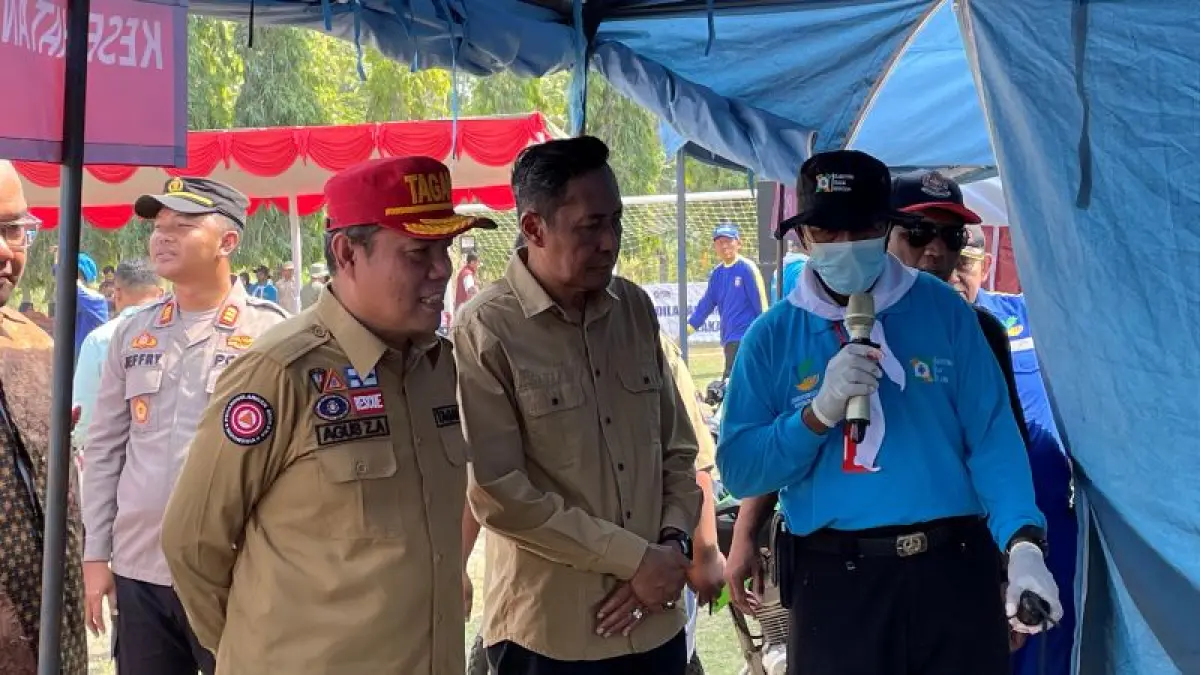 Wakil Bupati Bantul Aris Suharyanta bersama Dirjen Perlindungan dan Jaminan Sosial Agus Zainal Arifin saat menghadiri acara pengukuhan KSB di Kalurahan Mulyodadi, Jumat (21/8). (Aris Romadhon/Radar Jogja)
