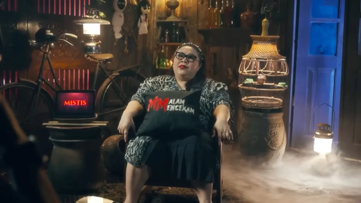 Mantan pelawak Srimulat, Nunung, dalam YouTube Malam Mencekam. (Tangkapan layar: YouTube/Malam Mencekam)