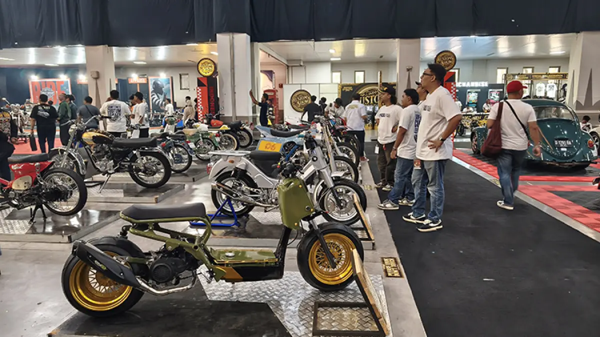 Para pengunjung menikmati berbagai karya di Indonesian Custom Show 2026 di Jogja Expo Center&nbsp;(JEC), Sabtu (22/8/2026). (Foto: Fahmi Fahriza/Radar Jogja)