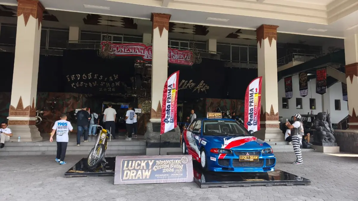 Para pengunjung menikmati berbagai karya di Indonesian Custom Show 2026 yang berlangsung di Jogja Expo Center. (Fahmi Fahriza/Radar Jogja)