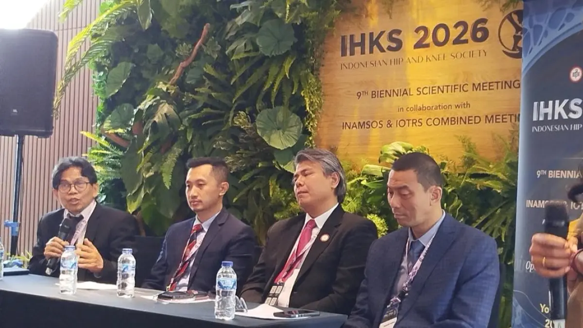 Dari kiri, Norman Zainal, Aditya Fuad Robby Triangga, Rizki Rahmadian, dan Mujaddid Idulhaq saat press conference 9th IHKS Biennial Scientific Meeting in Collaboration with INAMSOS & IOTRS Combined Meeting pada Jumat 21 Agustus 2026 di Sleman. (Foto:iwa ikhwanudin/Radar Jogja) 
