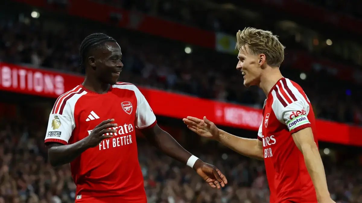 Selebrasi Bukayo Saka dan Martin Odegaard dalam kemenangan 3-0 Arsenal atas Coventry City di Emirates dalam laga pembuka Premier League.