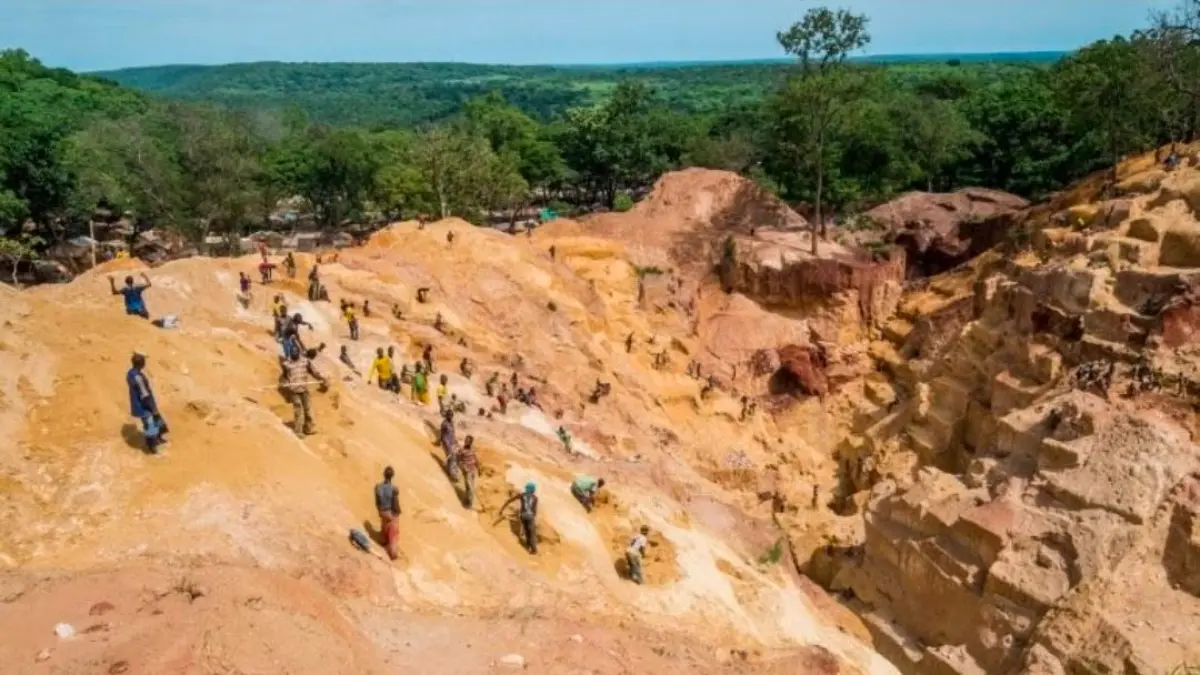  Tambang emas rakyat di Desa Zamboye, Republik Afrika Tengah (CAR), mengalami longsor. 
