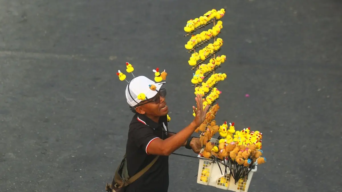 Pedagang mainan menawarkan dagangannya, Kota Jogja, Minggu (23/8/2026). Pemkot Jogja menargetkan 18 ribu data baru pelaku usaha mikro dan kecil pada 2026 untuk memperkuat Basis Data Tunggal UKM dan mendukung pembinaan tepat sasaran. Foto: Guntur Aga Tirtana/Radar Jogja