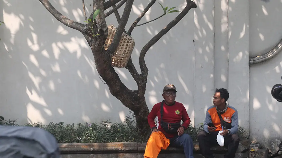 ISTIRAHAT: Warga beraktivitas di Jalan Pabringan, Kota Jogja, kemarin (23/8). Kasus pneumonia di Kota Jogja meningkat saat musim kemarau ini yang disebabkan udara kering, debu, dan asap sehingga meningkatkan risiko gangguan pernapasan. Masyarakat diimbau menjaga kesehatan dan menggunakan masker saat udara berdebu. Guntur Aga Tirtana/Radar Jogja 
