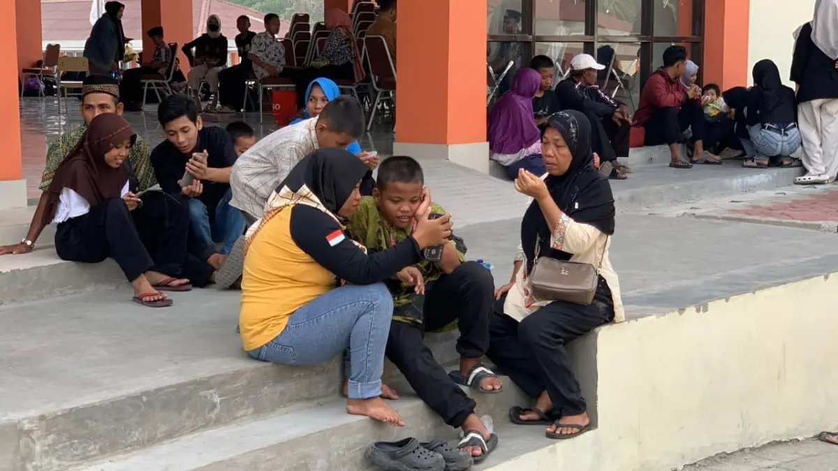 BERTEMU: Orangtua memberikan nasihat ke anak saat bertemu di jadwal kunjungan Sekolah Rakyat Kulon Progo.