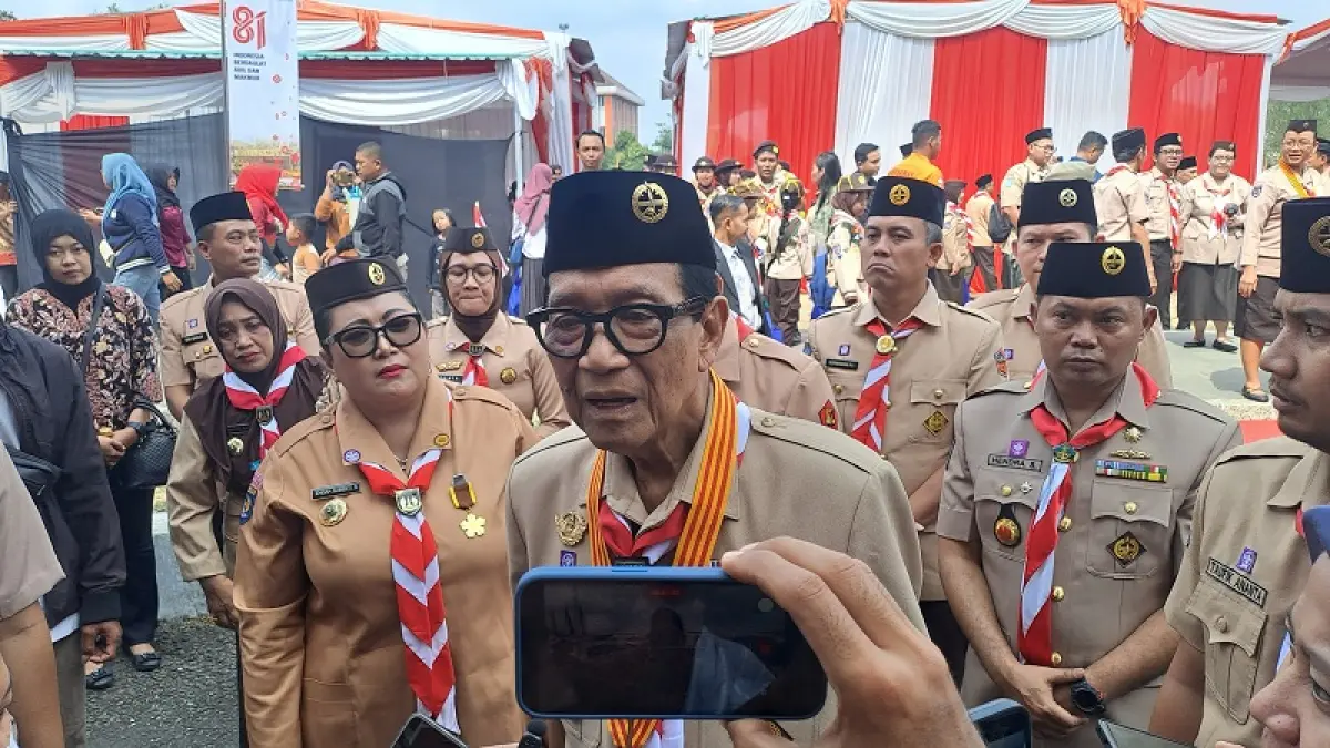 Gubernur DIY HB X memberikan keterangan kepada wartawan usai Apel Besar Peringatan Hari Pramuka ke-65 se-DIY di Alun-Alun Gunungkidul, Sabtu (22/8/2026). (Dzika Fajar/Radar Jogja)