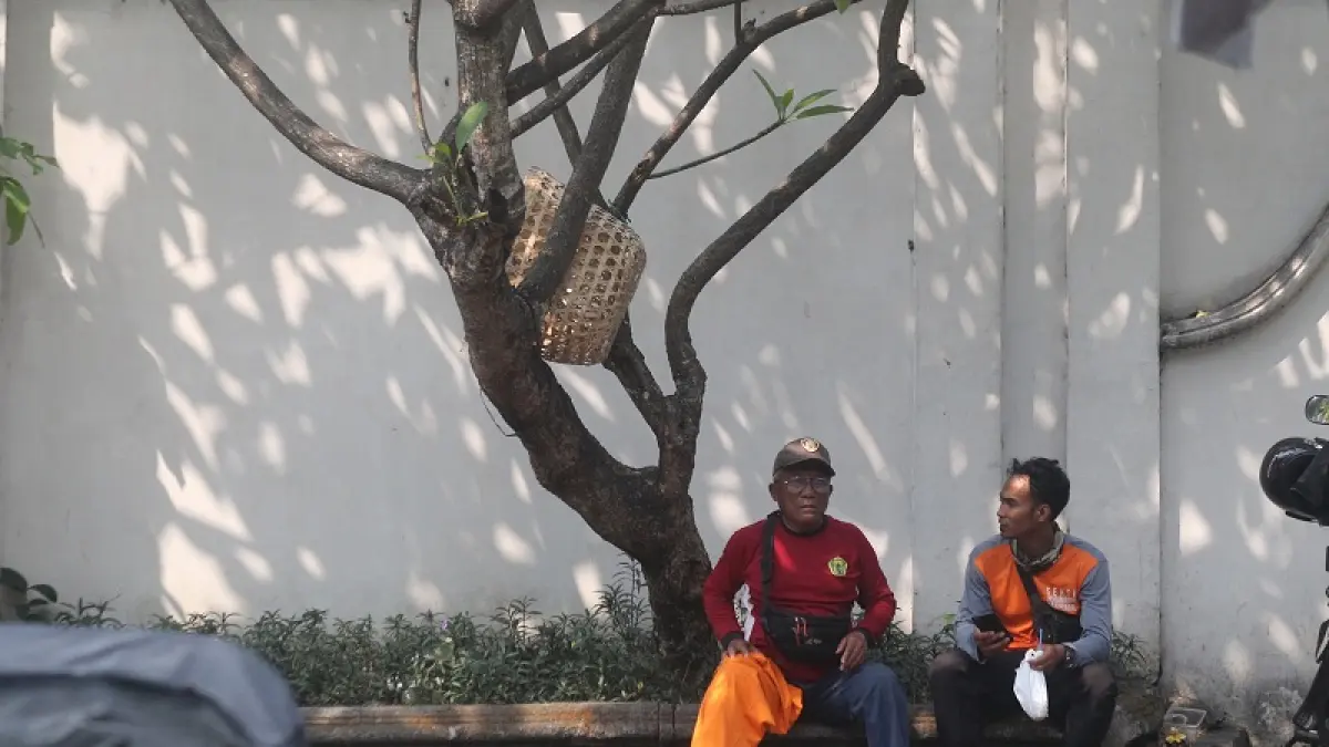 Warga beraktivitas di Jalan Pabringan, Kota Jogja, Minggu (23/8/2026). Kasus pneumonia di Kota Jogja meningkat saat musim kemarau ini yang disebabkan udara kering, debu, dan asap sehingga meningkatkan risiko gangguan pernapasan. Masyarakat diimbau menjaga kesehatan dan menggunakan masker saat udara berdebu. Foto: Guntur Aga Tirtana/Radar Jogja 