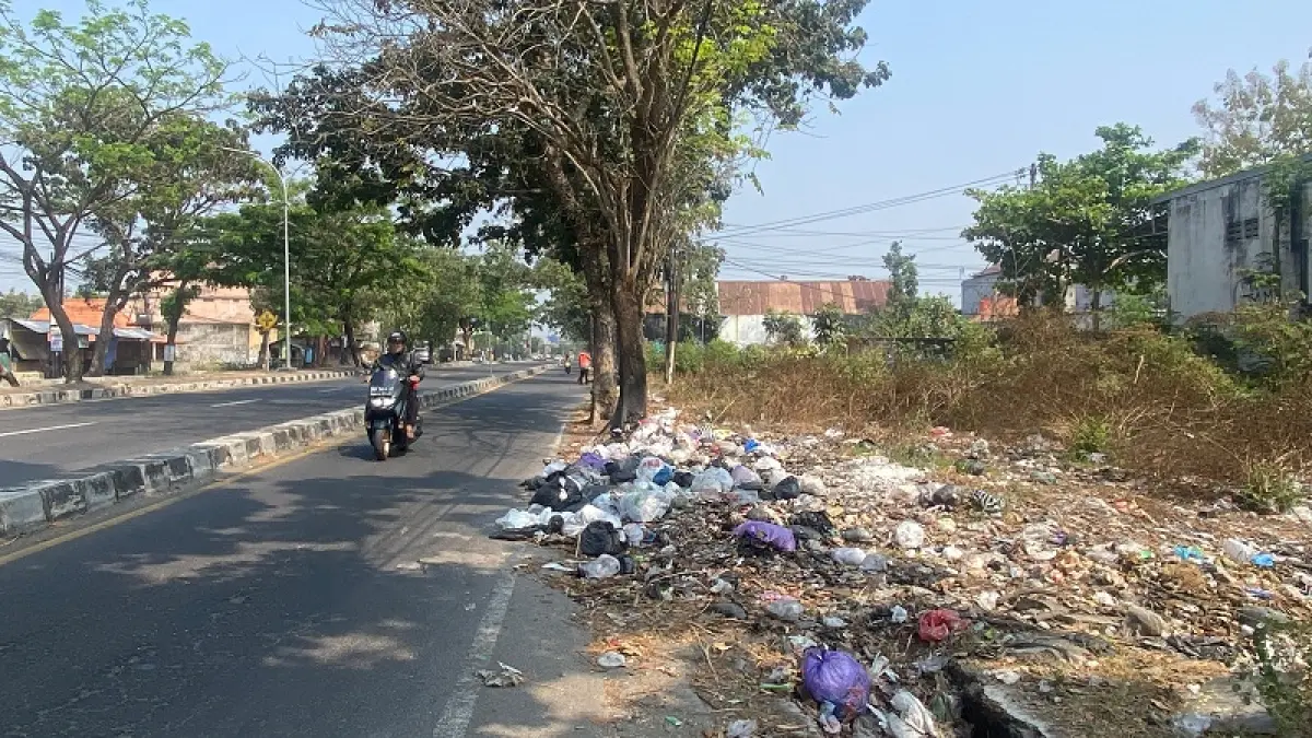 ILEGAL: Sampah di pinggir Ring Road selatan. Tampak banyak sampah berserakan. Cintia Yuliani/Radar Jogja&nbsp;