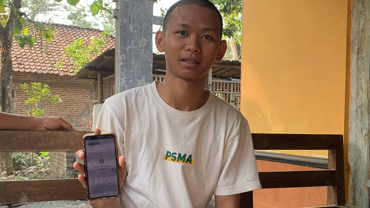 KAGET: Anak Timbul menunjukkan status desil yang berubah hingga membuat dirinya terancam tak bisa bersekolah. Anom Bagaskoro/Radar Jogja