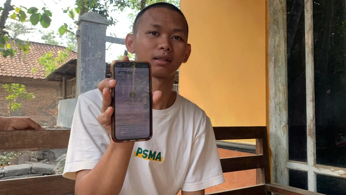 KAGET: Anak Timbul menunjukkan status desil yang berubah, membuat dirinya terancam tak bisa bersekolah. (ANOM BAGASKORO/RADAR JOGJA)&nbsp;