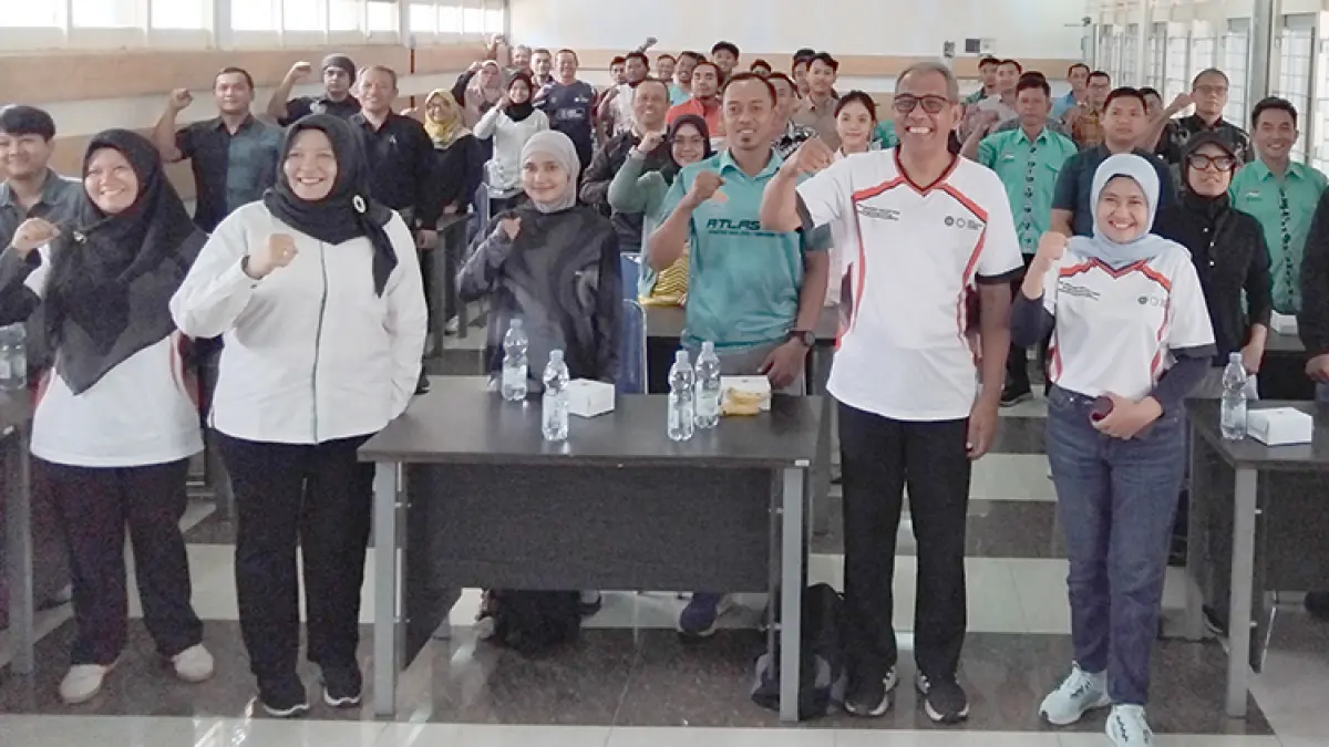 Ketua panitia Rumpis Agus Sudarko dan Ketua Umum NPCI DIJ Sudartatik bersama para pelatih. (Foto:Rizky Wahyu/Radar Jogja)