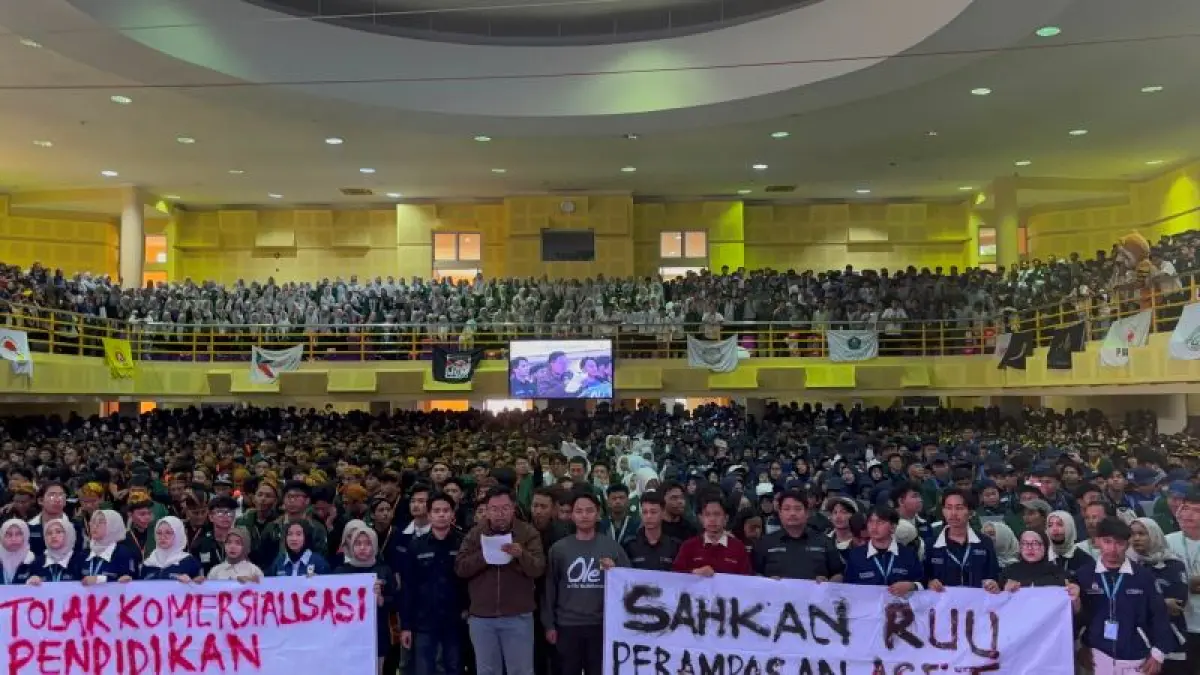 KOMPAK: Pernyataan sikap Dema UIN Sunan Kalijaga bersama mahasiswa baru saat Pengenalan Budaya Akademik dan Kemahasiswaan (PBAK), Jumat (21/8). (Dokumentasi pribadi)