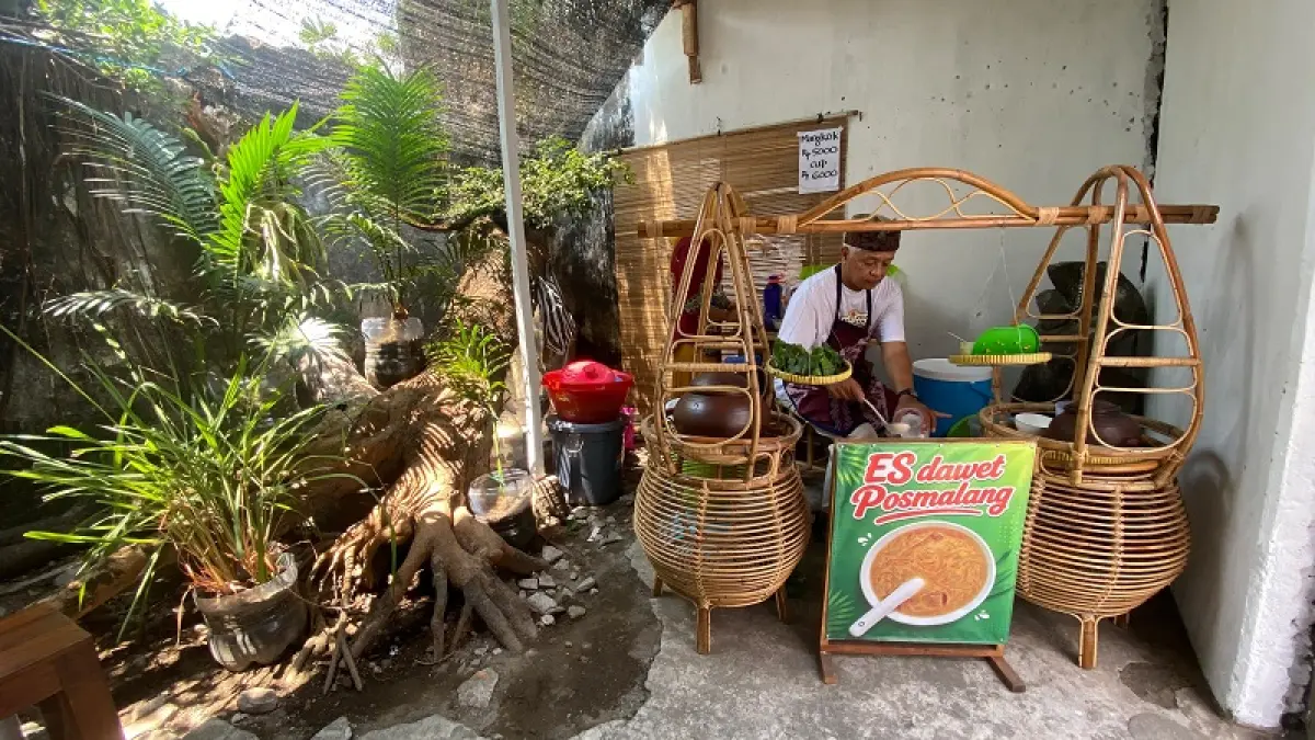 MELAYANI: Sabar Riadi sedang menyiapkan dawet untuk pelanggannya Minggu (23/8/2026). Cintia Yuliani/Radar Jogja