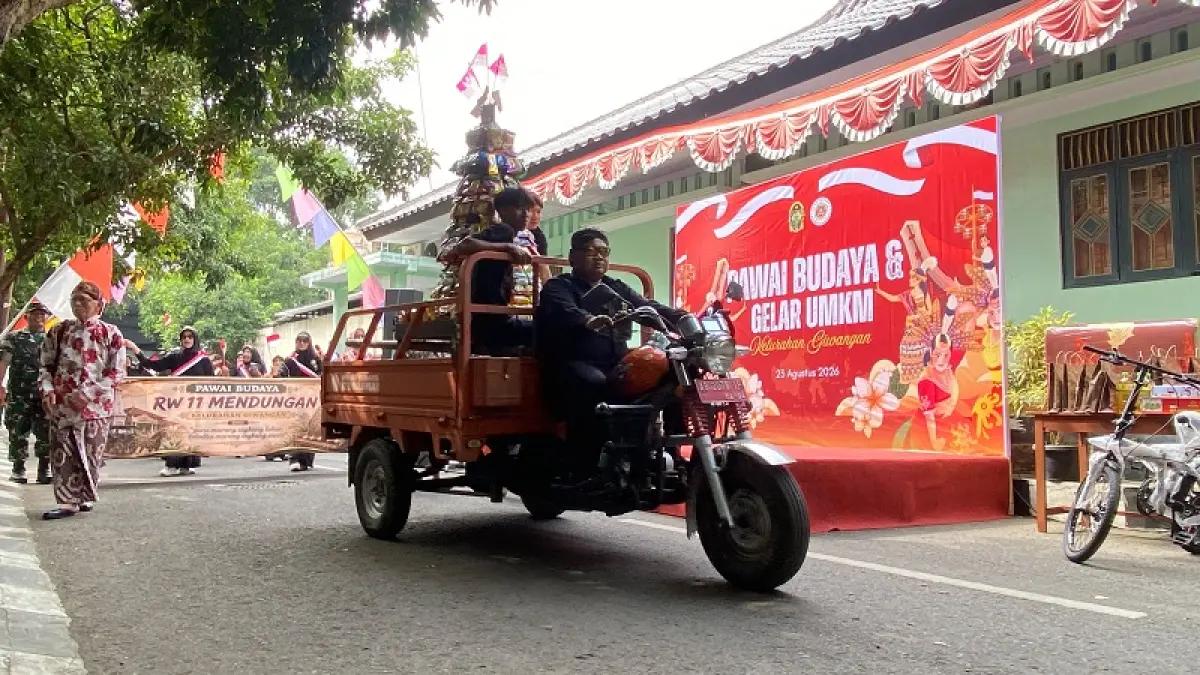 MERIAH: Warga Kelurahan Giwangan sedang mengarak gunungan, dalam rangka Pawai Budaya dan Gelar UMKM, Minggu (23/8/2026).&nbsp;Cintia Yuliani/Radar Jogja