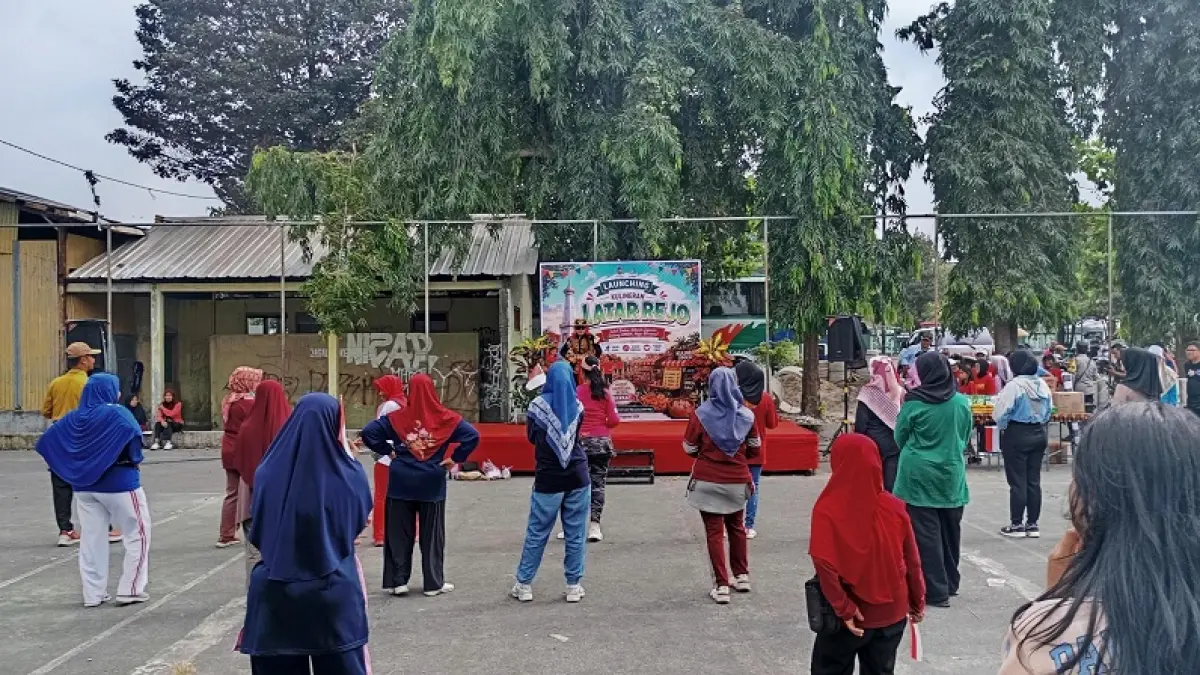 OPTIMALKAN POTENSI: Perwakilan Pemkot Jogja, kelurahan, dan DPRD Kota Jogja saat meluncurkan pusat kuliner terpadu Latar Rejo, Minggu (23/8/2026). IWAN NURWANTO/RADAR JOGJA