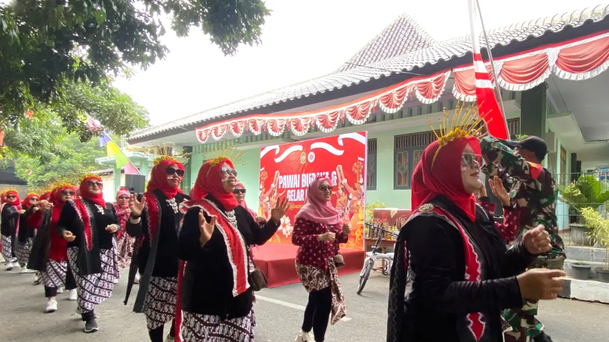 PAWAI BUDAYA: Warga Kalurahan Giwangan sedang mengarak gunungan Minggu (23/8). (Foto: Cintia Yuliani/Radar Jogja)&nbsp;