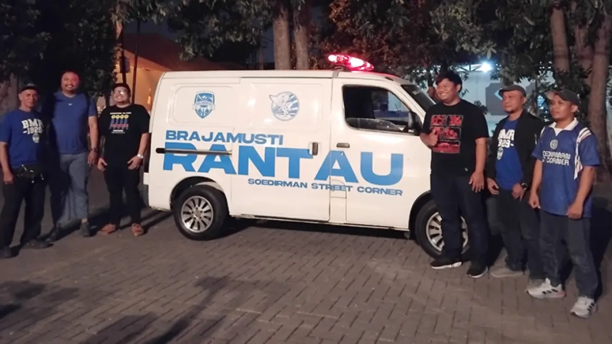 Perwakilan Brajamusti Rantau saat menyerahkan ambulans kepada Bala Mataram Rescue. (Foto: Rizky Wahyu/Radar Jogja)
