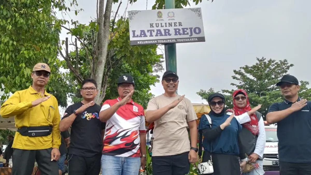 Perwakilan Pemerintah Kota Jogja, Kelurahan, dan DPRD Kota Jogja saat meluncurkan pusat kuliner terpadu Latar Rejo, Minggu (23/8/2026). (FOTO// IWAN NURWANTO/Radar Jogja)&nbsp;