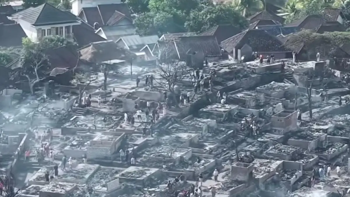 Ratusan Rumah Adat Hangus di Desa Sade Lombok, Warga Sasak Kehilangan Tempat Tinggal dalam Semalam. 
