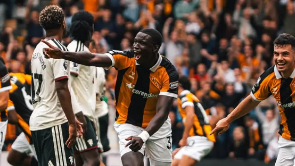 Selebrasi Nobel Mendy setelah mencetak gol dalam kemenangan Hull City atas Manchester United.