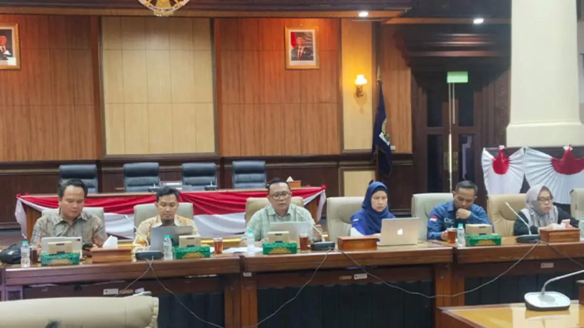 SERAP ASPIRASI: Ketua Pansus Raperda Penanggulangan Bencana D. Radjut Sukasworo (ketiga dari kiri) memandu jalannya public hearing dengan berbagai elemen di gedung DPRD DIY. (Istimewa) 