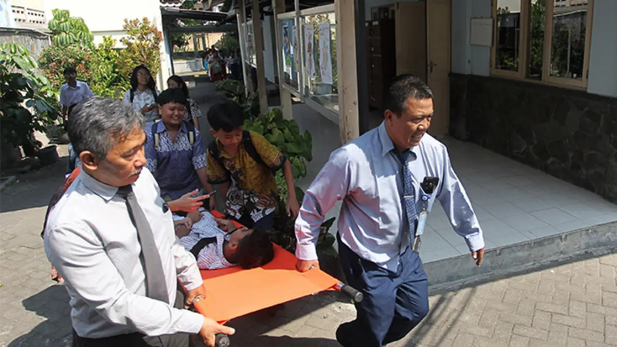 MITIGASI BENCANA: Sejumlah guru dan siswa SMP Stella Duce 2 Yogyakarta berlatih menangani korban saat mengikuti simulasi penanganan gempa di sekolah mereka. Simulasi ini menjadi bagian dari upaya pengurangan risiko bencana. (Guntur Aga Tirtana/Radar Jogja)