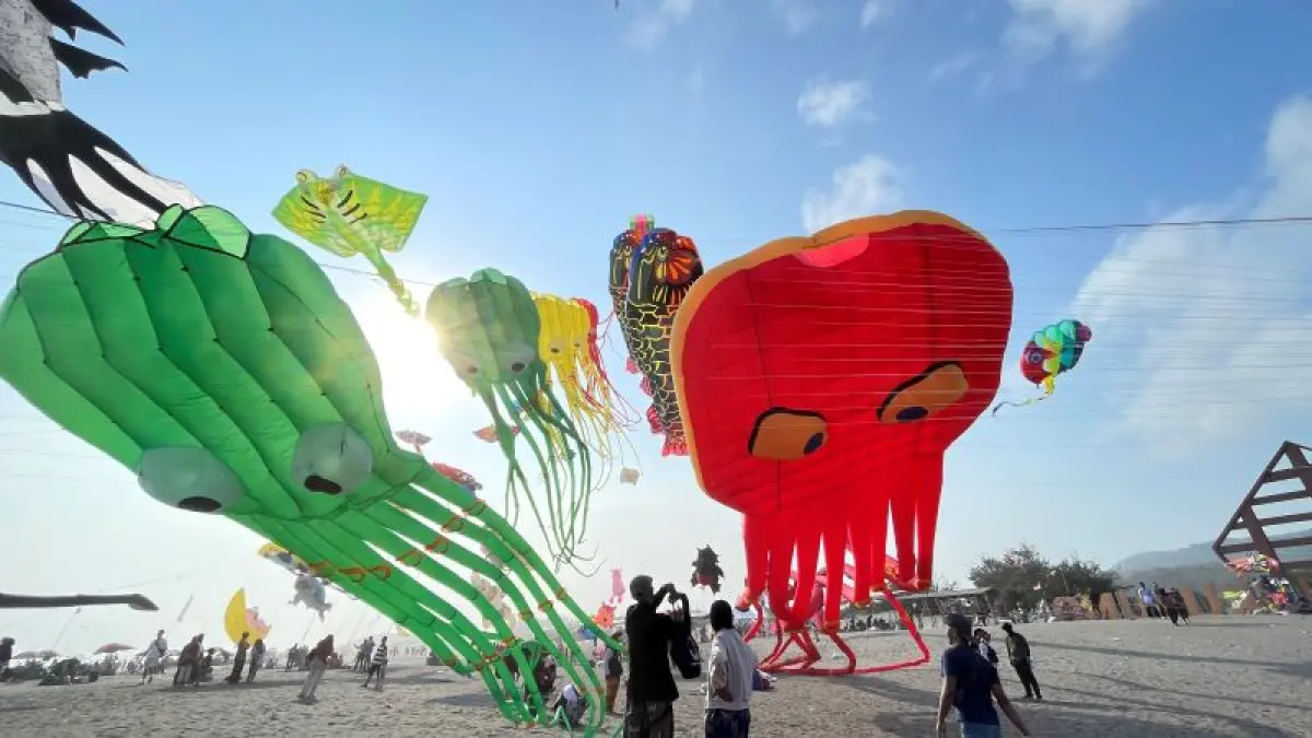 UKURAN JUMBO: Layang-layang tanpa kerangka (inflatable) menghiasi langit Pantai Parangkusumo Sabtu (22/8). (Aris Romadhon/Radar Jogja)